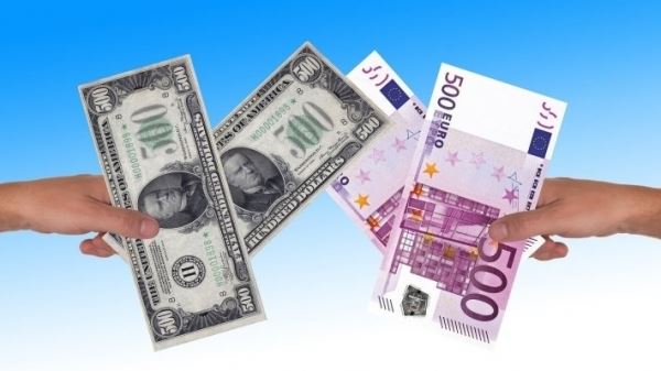 ЦБ понизил официальные курсы доллара и евро на 6 декабря