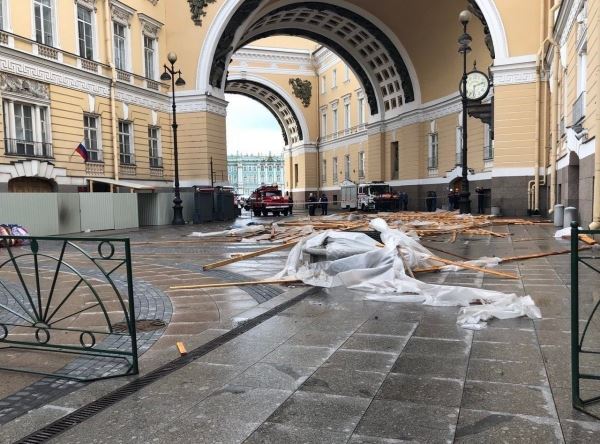 Девочка, пострадавшая при обрушении лесов с арки Главного штаба, заново учится ходить