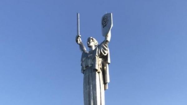Киев хочет снять герб СССР с монумента «Родина-мать», но это очень дорого