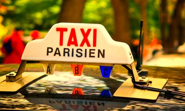 В Париже таксисты начали массово грабить туристов