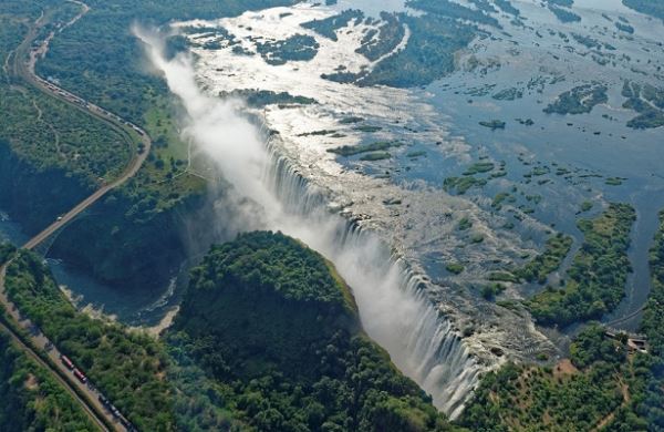 <br />
Почти высохший водопад Виктория отпугнул туристов<br />
