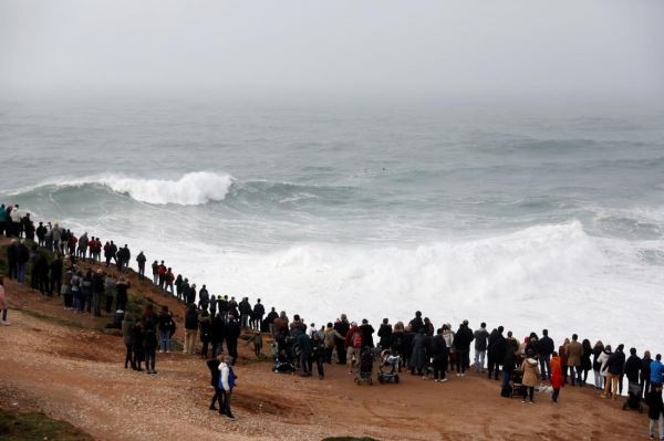 Гигантские волны обрушились на курорты Испании, Португалии и Франции, есть погибшие